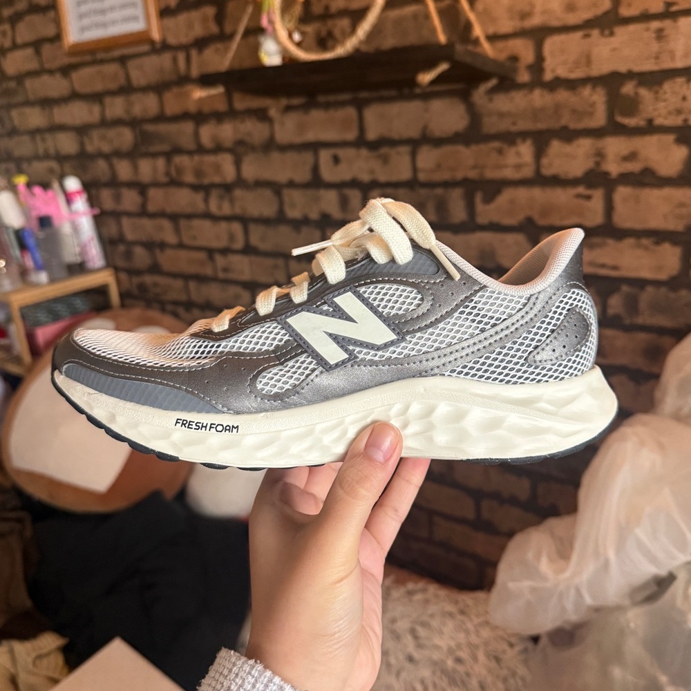 New Balance Arishi v4 Fresh Foam Sneakers Silver White Running Shoes Size 9.5